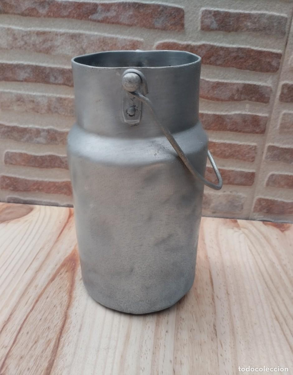 Antig&uuml;edades: Lechera antiguo de aluminio con asa - Foto 3