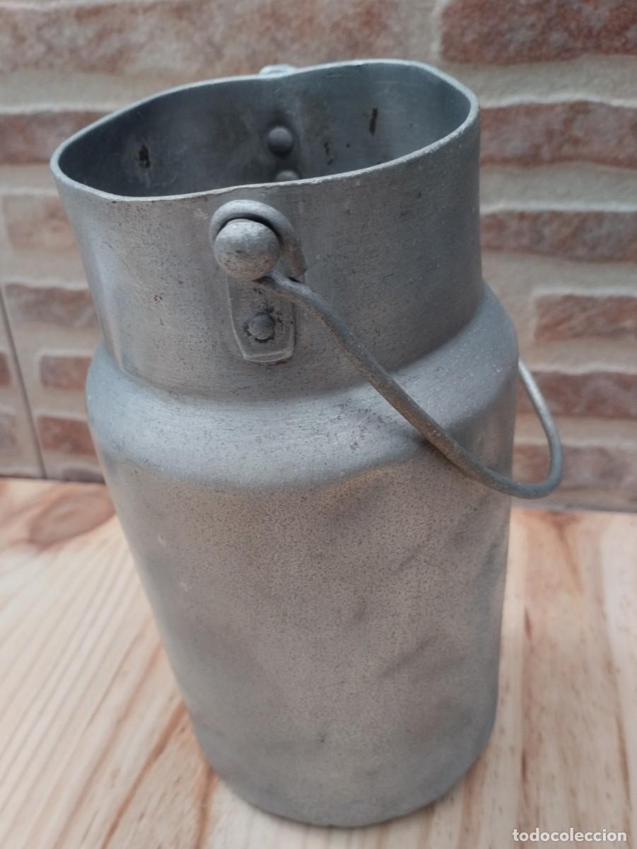 Antig&uuml;edades: Lechera antiguo de aluminio con asa - Foto 6