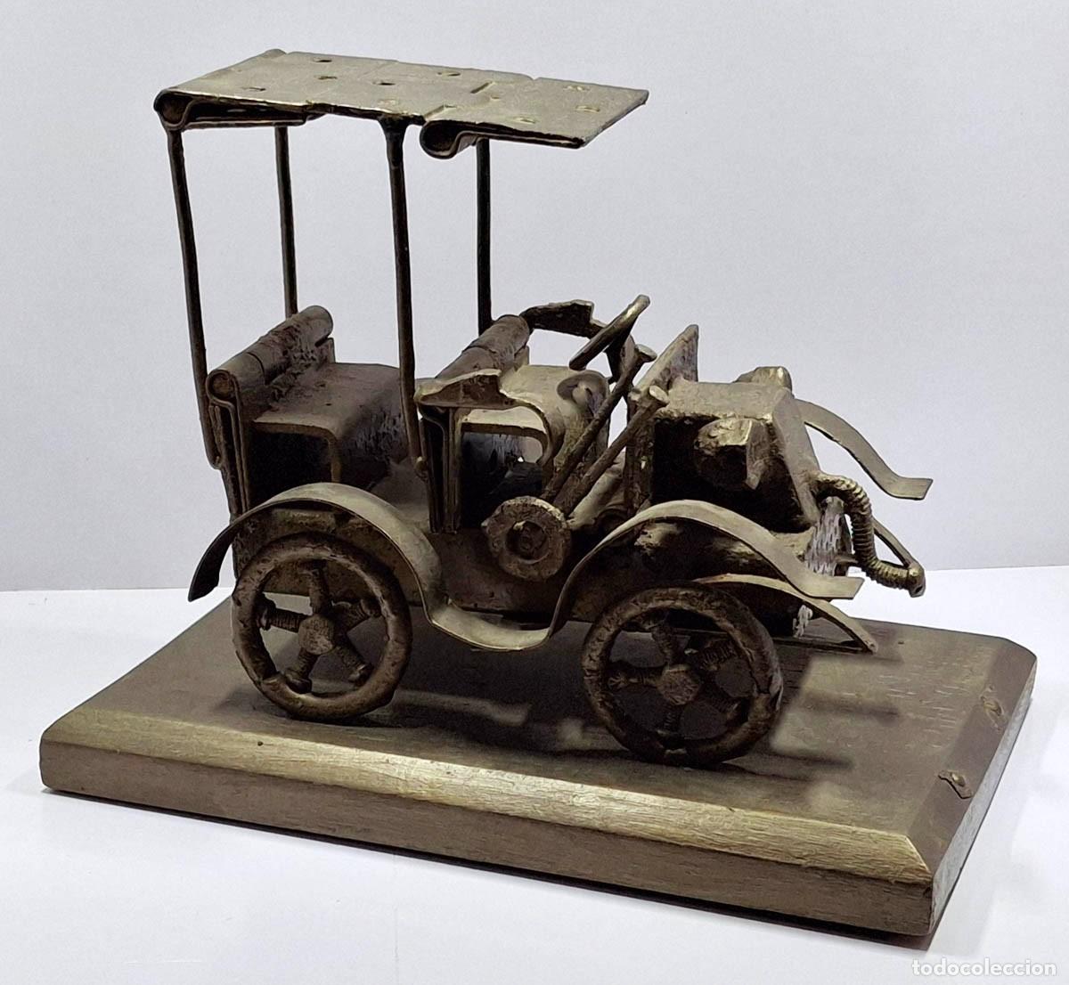 Antiguidades: Coche realizado artesanalmente con piezas met&aacute;licas y base de madera. Tama&ntilde;o coche 20 x 13 cm