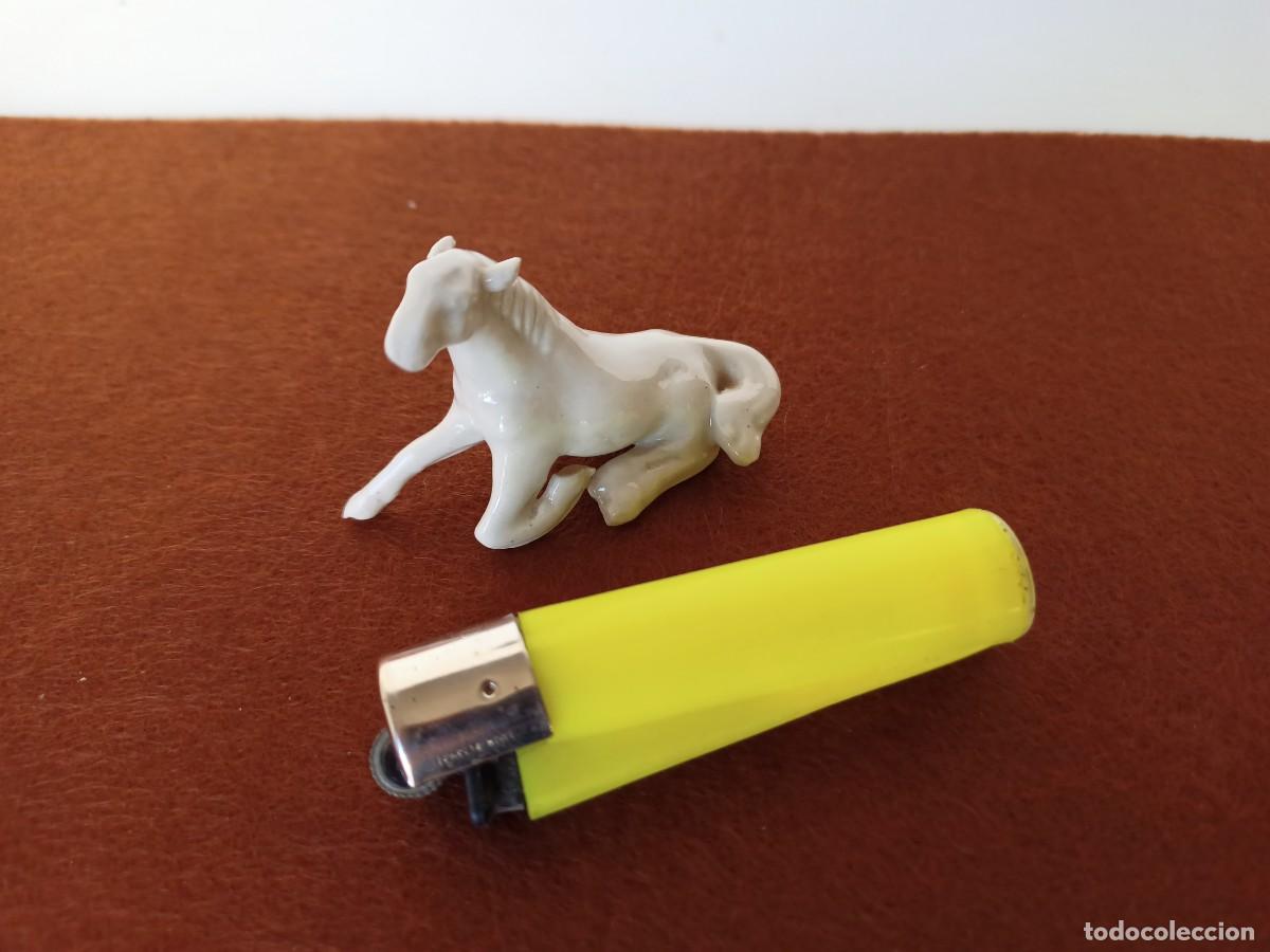 Antig&uuml;edades: Peque&ntilde;a figura de porcelana de caballo