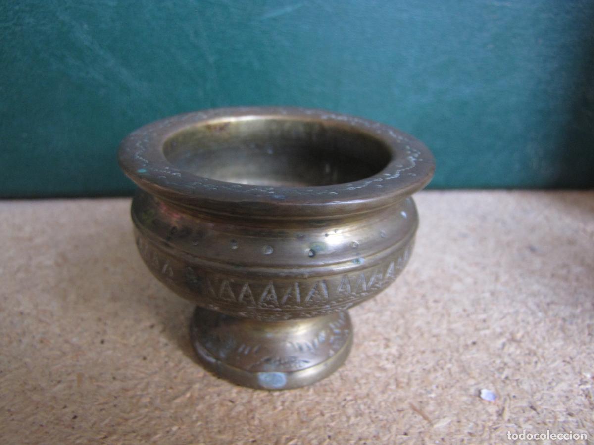 Antig&uuml;edades: 86.- Pareja de recipientes de bronce para nuez betel. Java S XIX - Foto 2