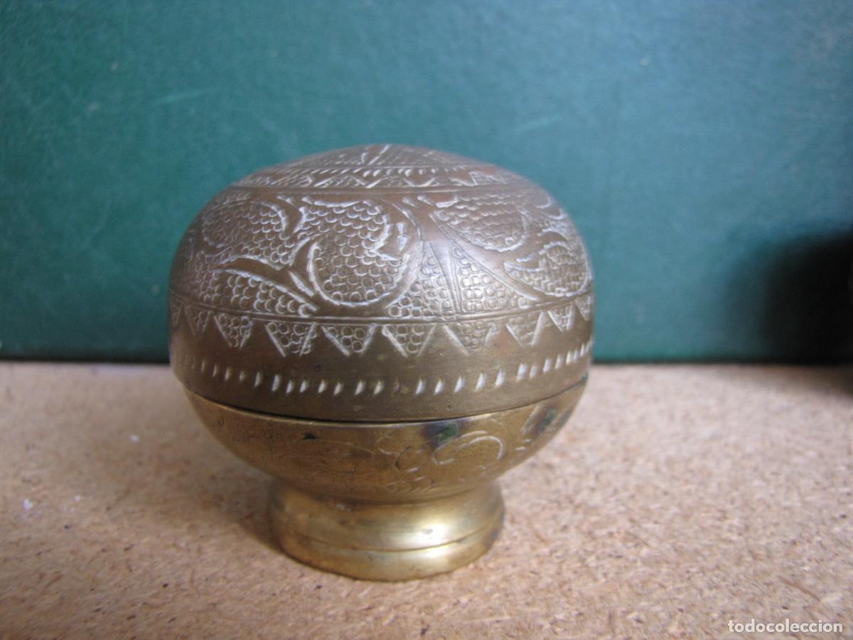 Antig&uuml;edades: 86.- Pareja de recipientes de bronce para nuez betel. Java S XIX - Foto 6