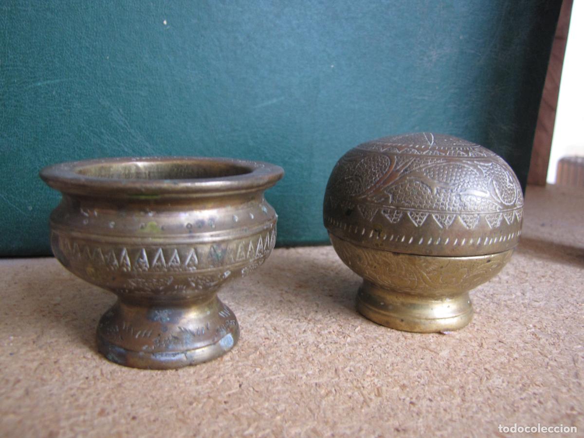 Antig&uuml;edades: 86.- Pareja de recipientes de bronce para nuez betel. Java S XIX - Foto 1
