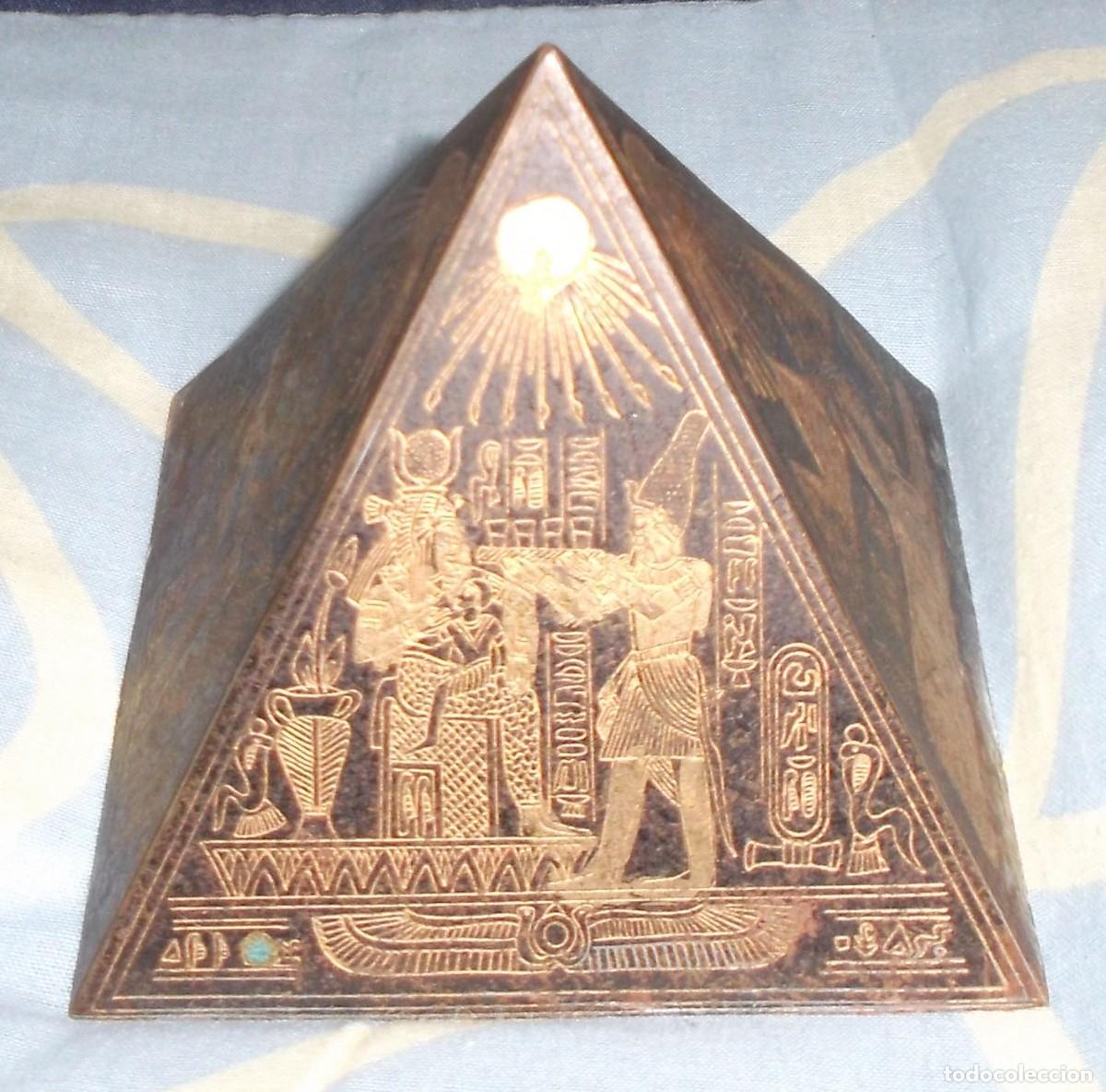 Antig&uuml;edades: piramide del museo egiptologo del cayro con geroglificos