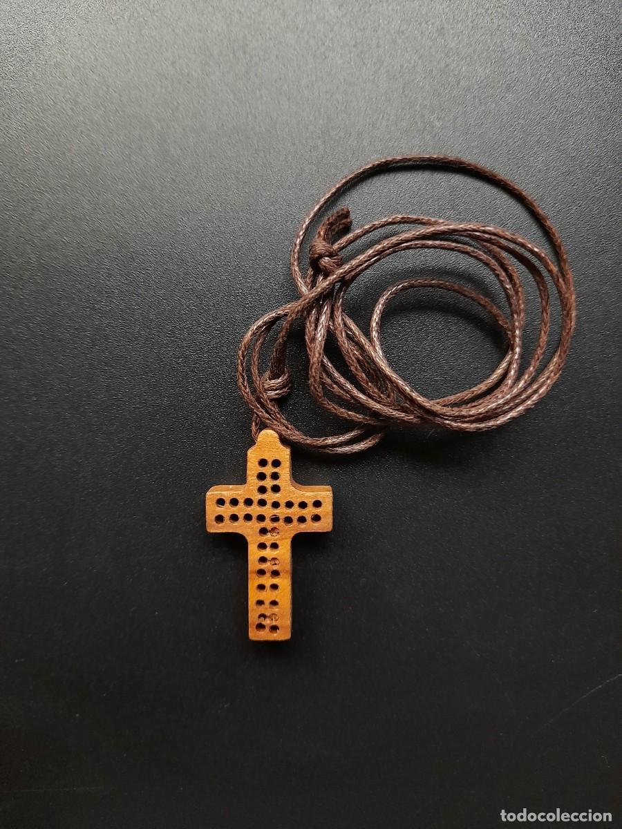 Antig&uuml;edades: Cruz de madera con cordon - Foto 1