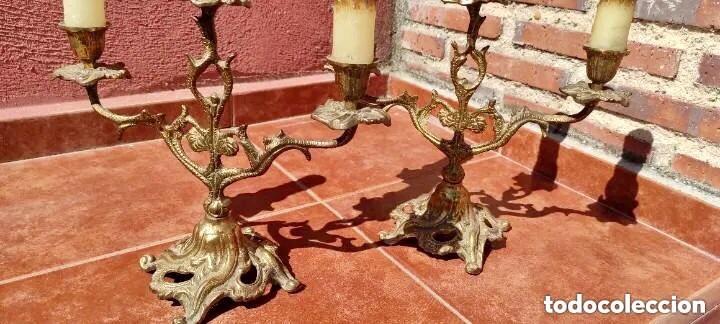 Antig&uuml;edades: PAREJA DE CANDELABROS EN BRONCE ANTIGUOS - Foto 2
