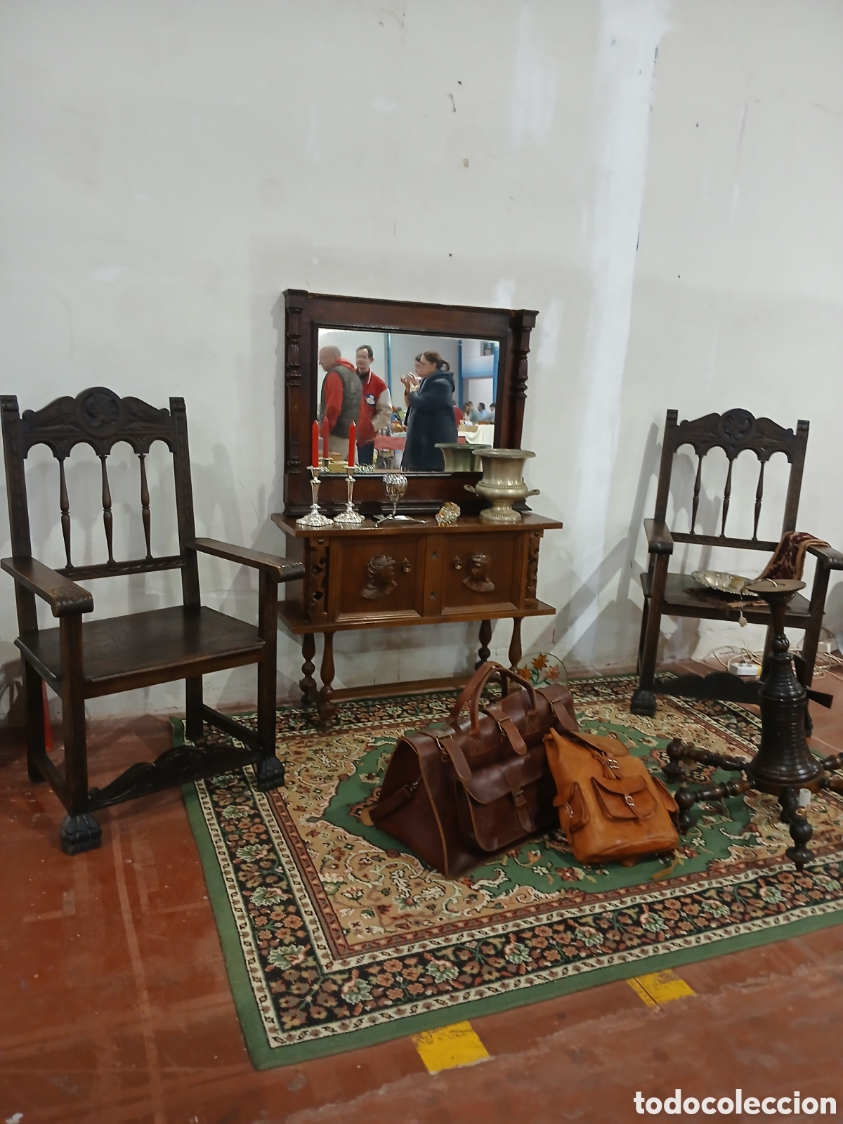 Antig&uuml;edades: Sillones y mueble con espejo. - Foto 1