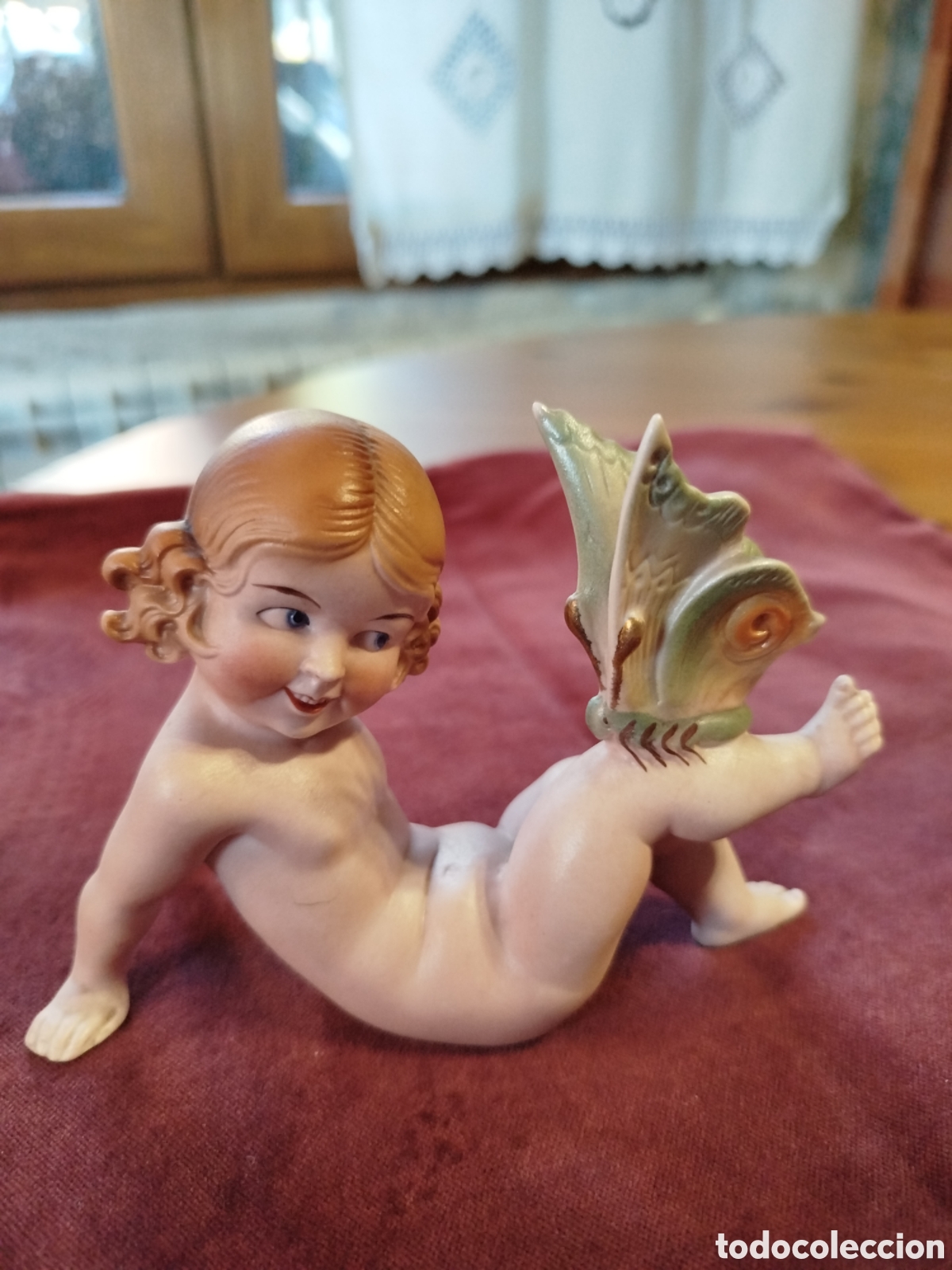 Antig&uuml;edades: Biscuit de ni&ntilde;a con mariposa. - Foto 1