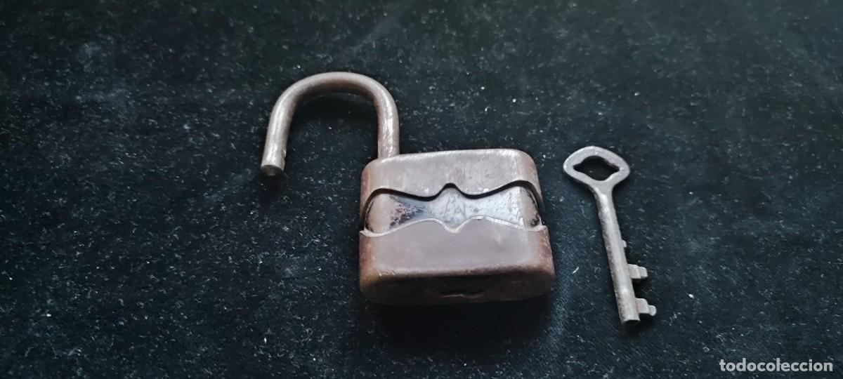 Antiques: Antiguo candado con llave del siglo XIX