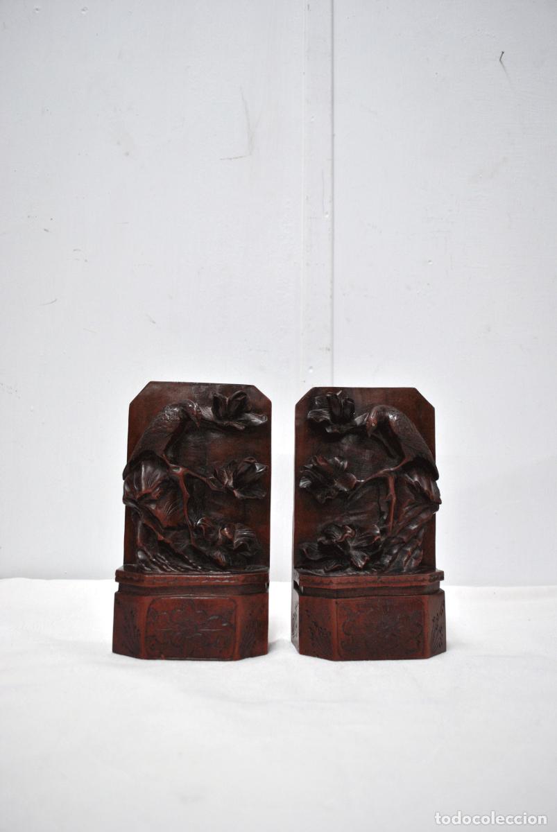 Antiques: PAREJA DE SUJETA LIBROS TALLADOS