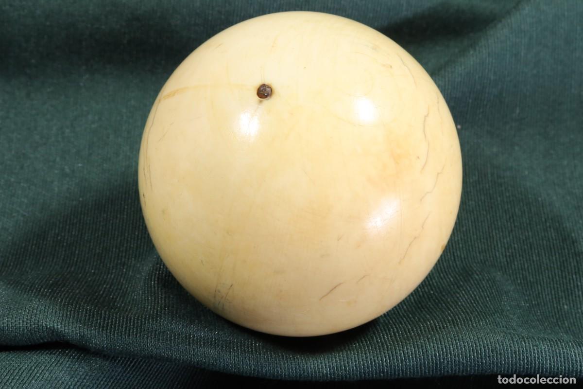 Antiques: Bola antigua blanca de billar con vetas. Antique white billiard ball with veins.