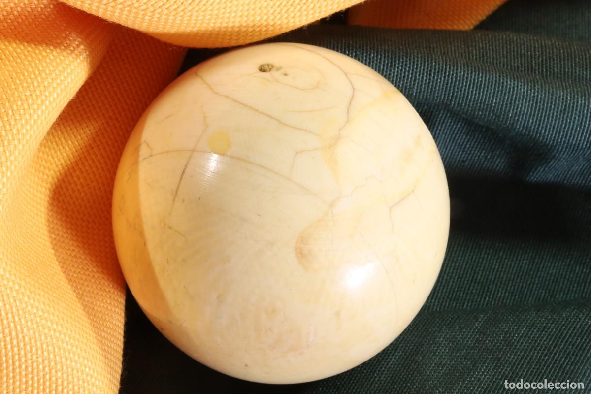 Antiques: Bola antigua blanca de billar con vetas. Antique white billiard ball with veins