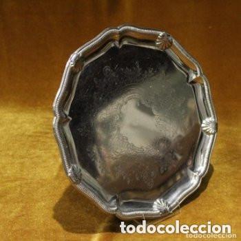 Antig&uuml;edades: Bandeja de alpaca plateada. Decorada con arabescos. - Foto 1