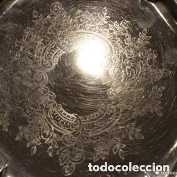 Antig&uuml;edades: Bandeja de alpaca plateada. Decorada con arabescos. - Foto 2
