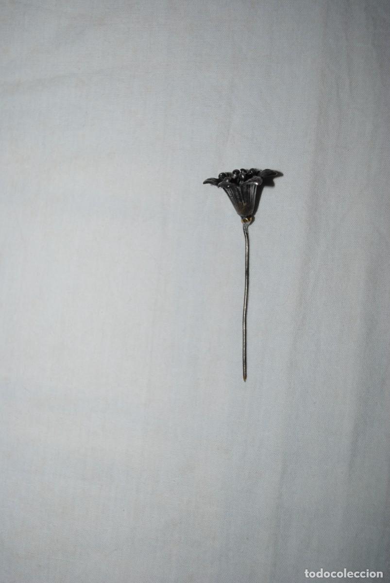 Antig&uuml;edades: ALFILER EN FORMA DE FLOR DE PLATA . - Foto 1