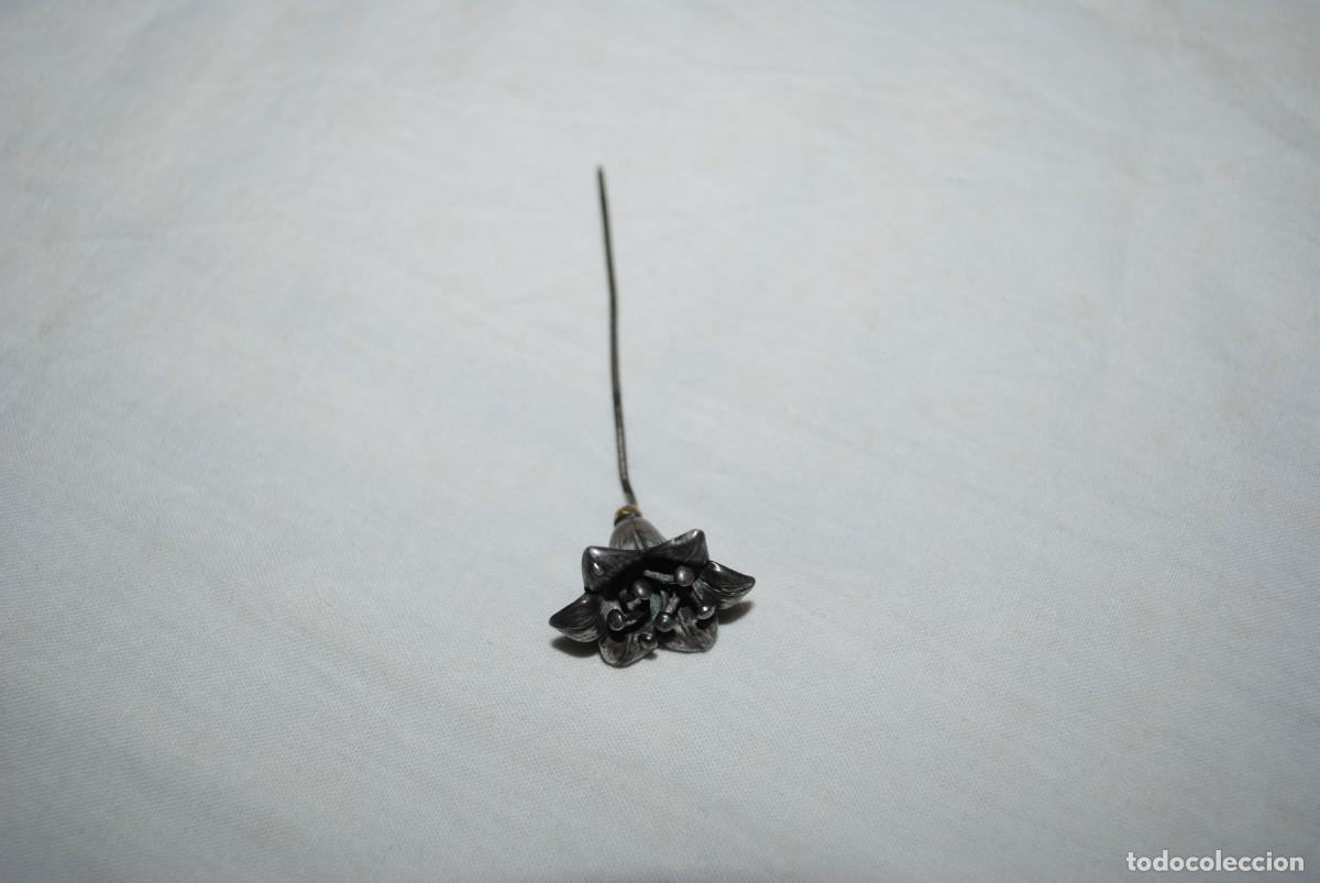 Antig&uuml;edades: ALFILER EN FORMA DE FLOR DE PLATA . - Foto 2
