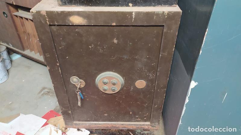 Antiguidades: Caja fuerte antigua con cerradura de combinaci&oacute;n y llave