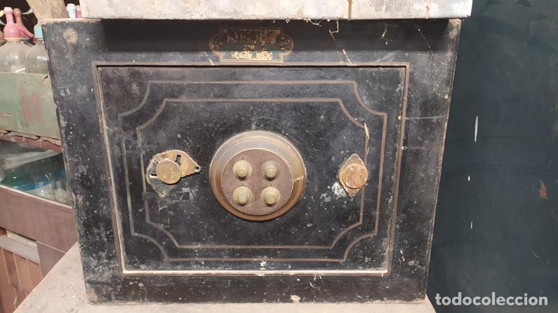 Antiguidades: Caja fuerte antigua con detalles decorativos