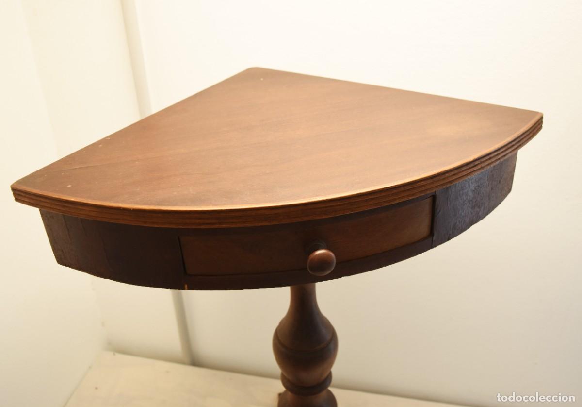 Antig&uuml;edades: Mesa auxiliar esquinera de madera, con caj&oacute;n - Foto 4
