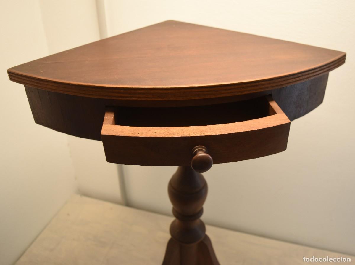 Antig&uuml;edades: Mesa auxiliar esquinera de madera, con caj&oacute;n - Foto 6