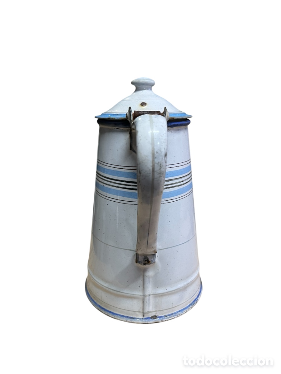 Antig&uuml;edades: Antigua cafetera esmaltada en blanco con rayas azules - Foto 3