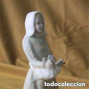 Antig&uuml;edades: Figura de porcelana, Ni&ntilde;a, Cer&aacute;mica levantina, Ingl&eacute;s-Valencia. sello en la parte posterior