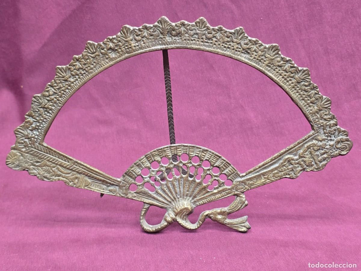 Antig&uuml;edades: MARCO DE BRONCE EN FORMA DE ABANICO - Foto 3