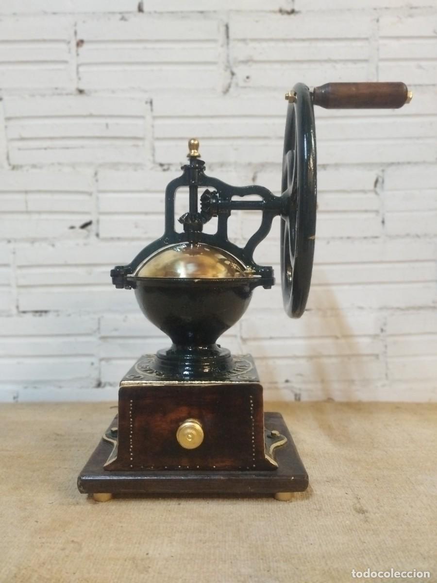 Antig&uuml;edades: Molinillo de caf&eacute; Peugeot Fr&egrave;res A2 con volante