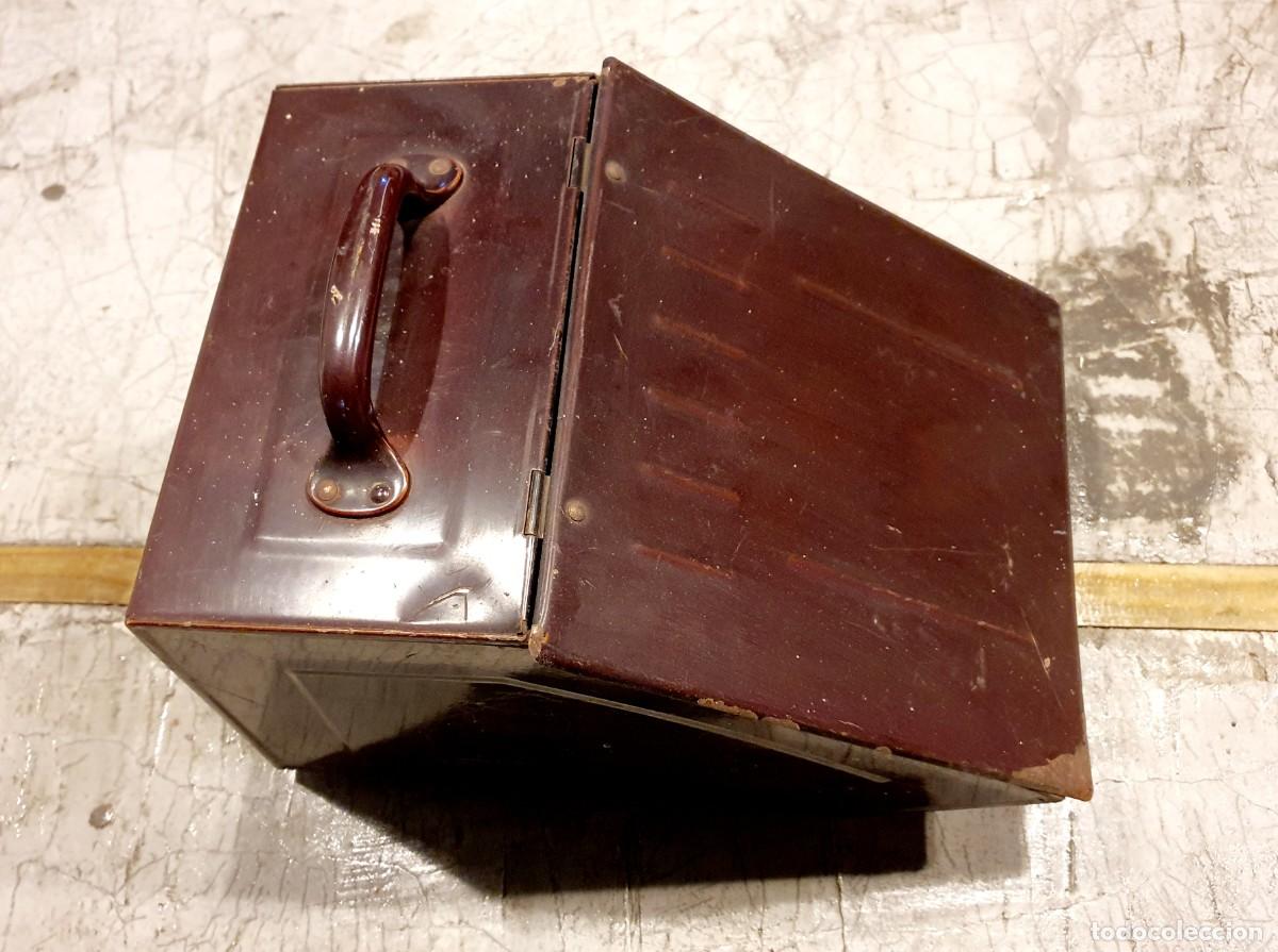 Antig&uuml;edades: Caja carbonera de chapa esmaltada. 1920. - Foto 1