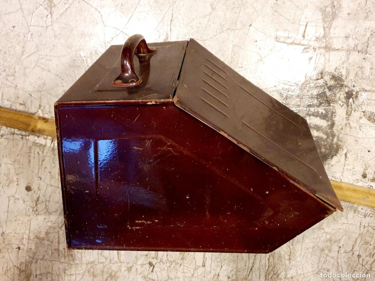 Antig&uuml;edades: Caja carbonera de chapa esmaltada. 1920. - Foto 2