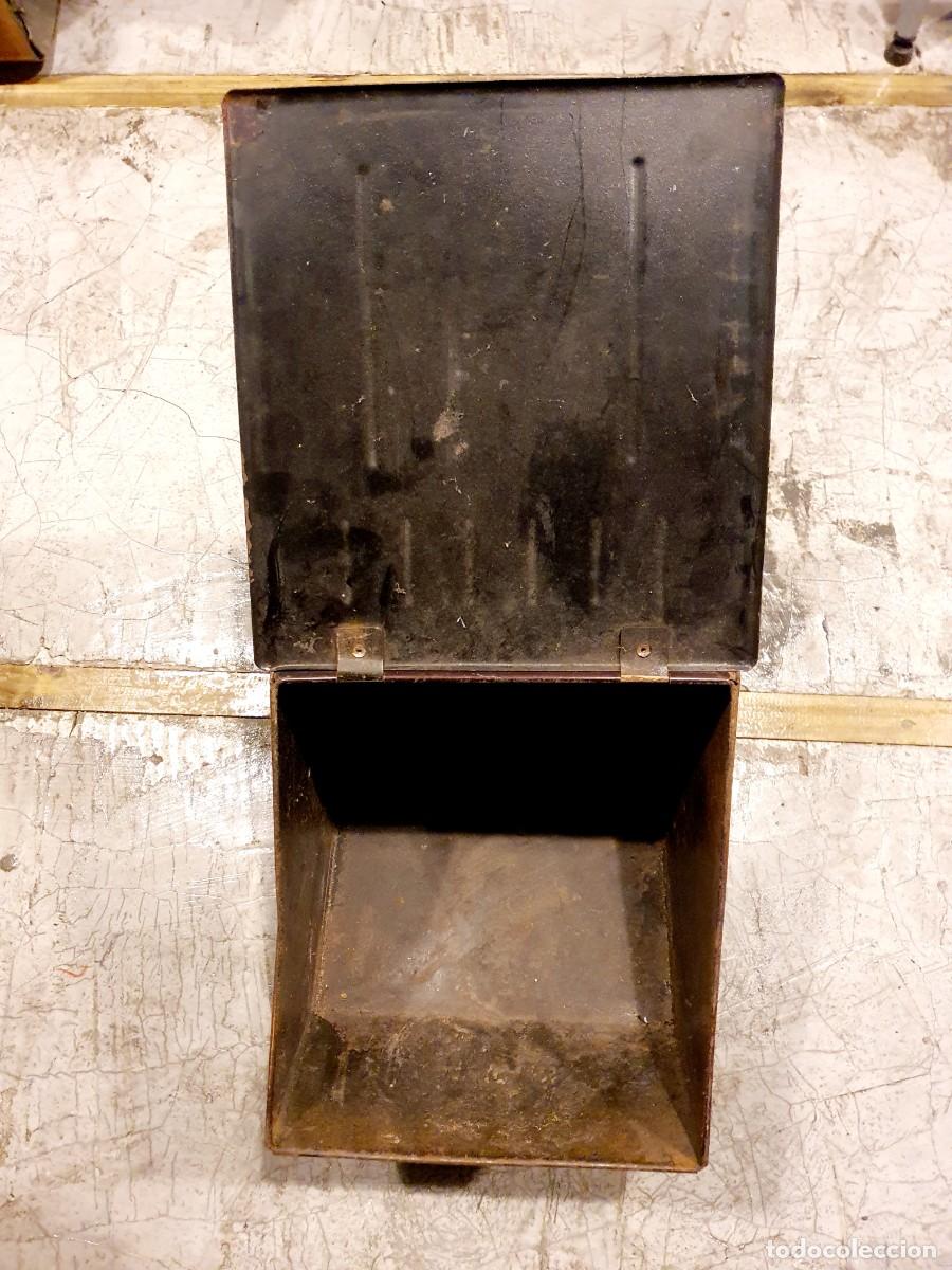 Antig&uuml;edades: Caja carbonera de chapa esmaltada. 1920. - Foto 4