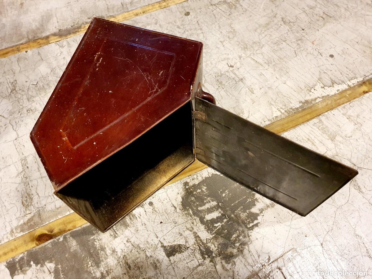 Antig&uuml;edades: Caja carbonera de chapa esmaltada. 1920. - Foto 5