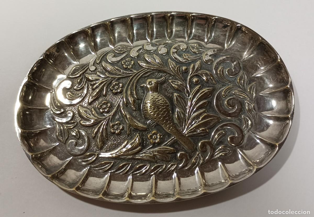 Antig&uuml;edades: BANDEJA PLATEADA REPUJADA - Foto 1