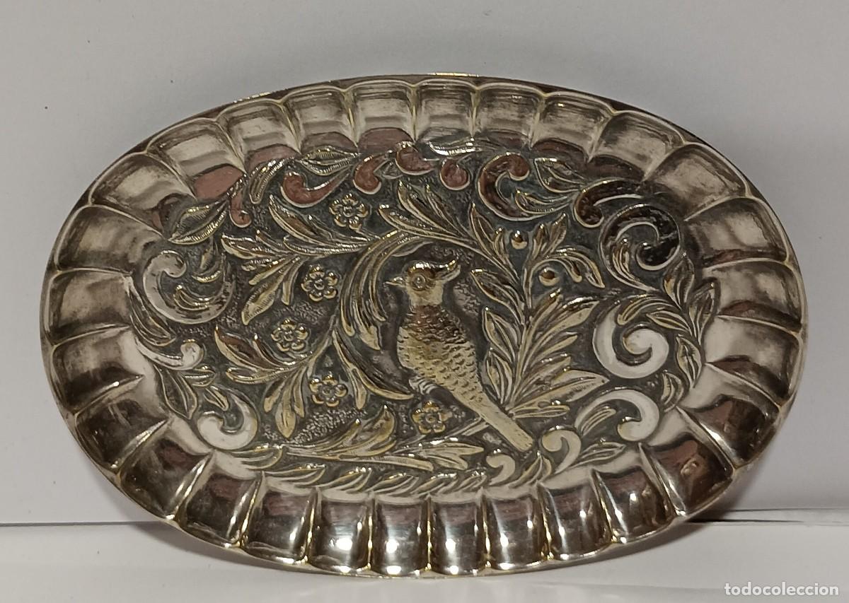 Antig&uuml;edades: BANDEJA PLATEADA REPUJADA - Foto 2