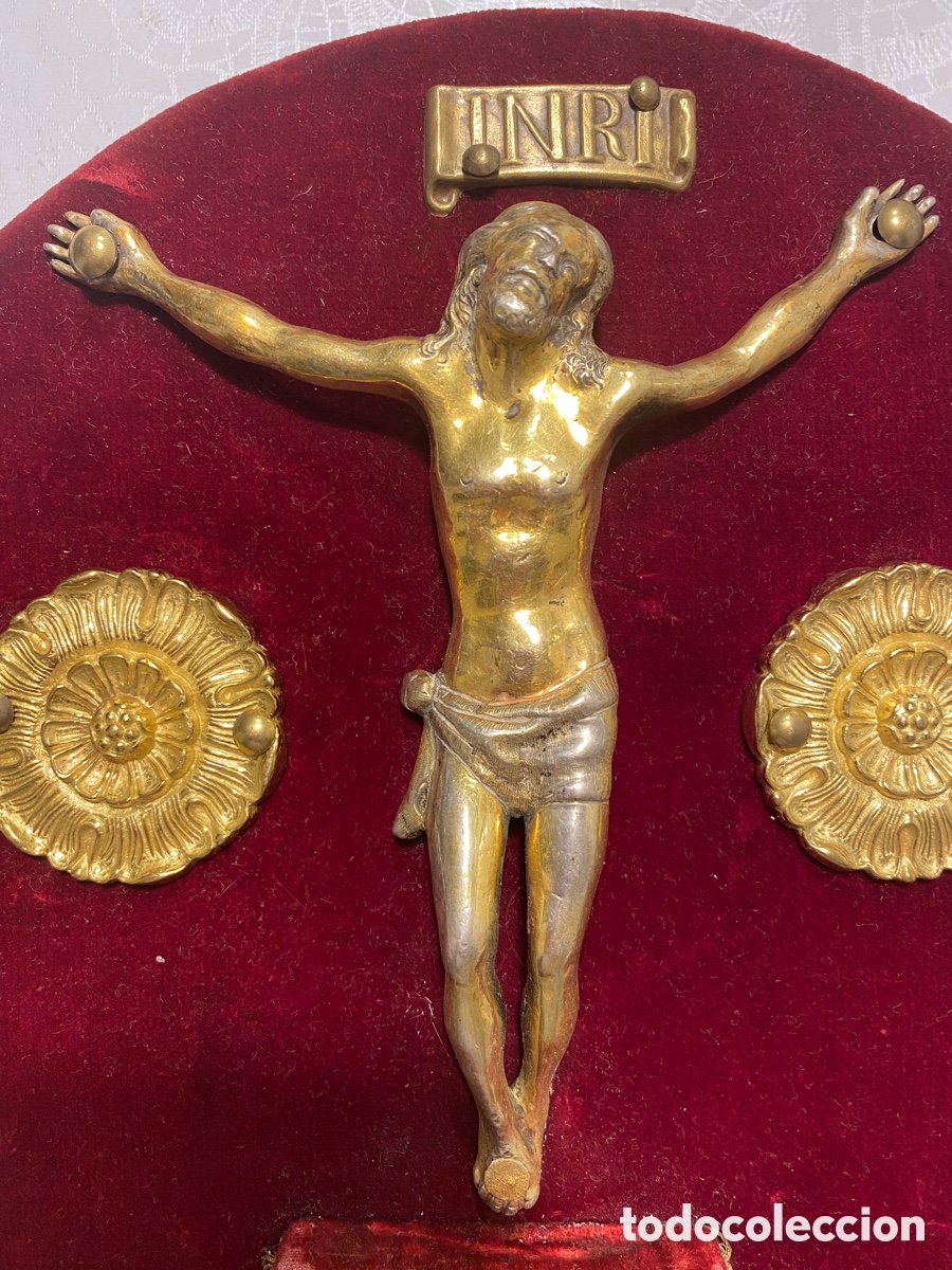 Antig&uuml;edades: Composici&oacute;n de Cristo Crucificado de plata dorada . - Foto 2