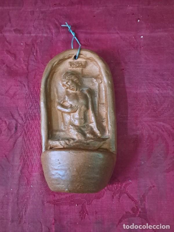 Antig&uuml;edades: BENDITERA DE BARRO, CRISTO EN EL CALVARIO - Foto 1