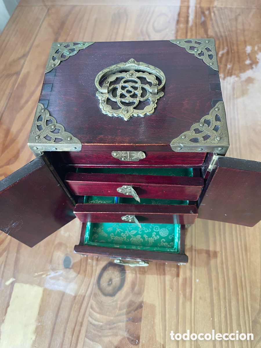 Antig&uuml;edades: Joyero chino, lat&oacute;n e incrustaciones de jade. - Foto 3