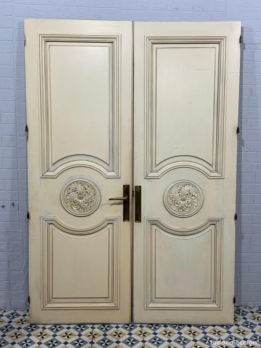 Antig&uuml;edades: Puertas de madera con medall&oacute;n tallado - Foto 1