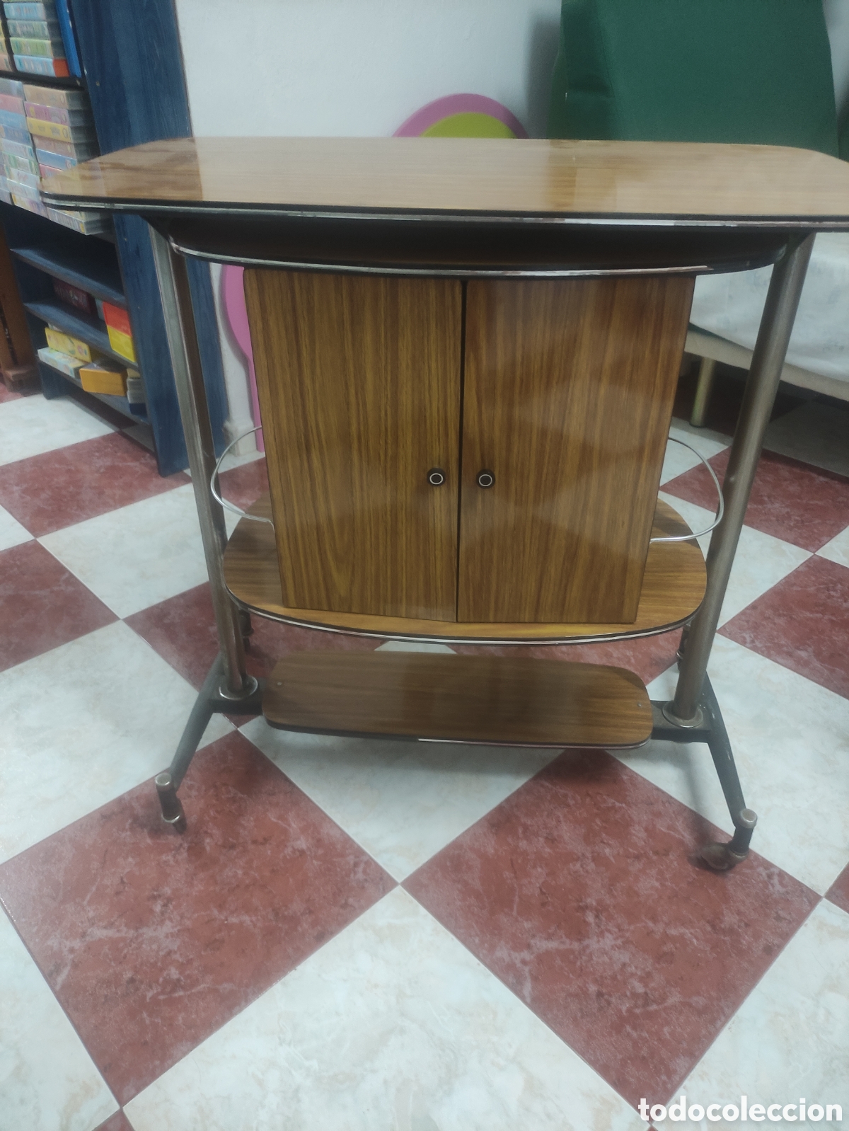 Antig&uuml;edades: Mesa camarera antigua - Foto 1