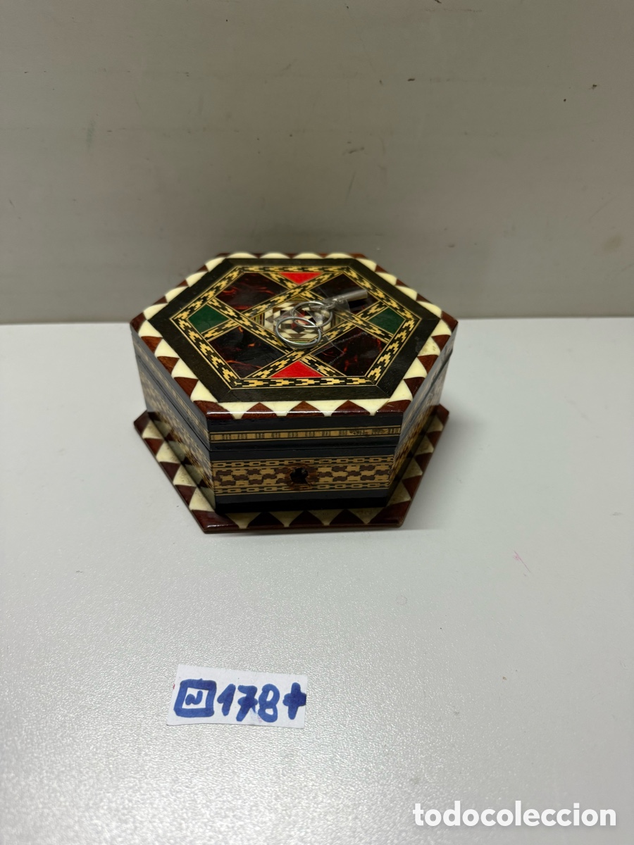 Antig&uuml;edades: caja hexagonal de marqueter&iacute;a - Foto 1