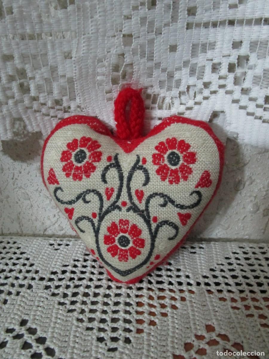 Antig&uuml;edades: ANTIGUO ALFILETERO CON FORMA DE CORAZON - Foto 1