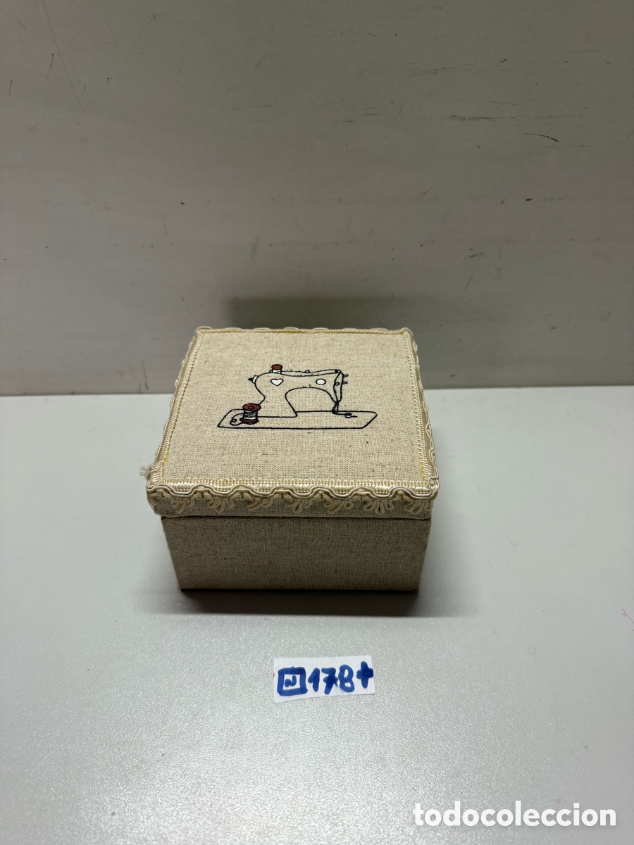 Antig&uuml;edades: Caja costurero de madera y tela - Foto 1