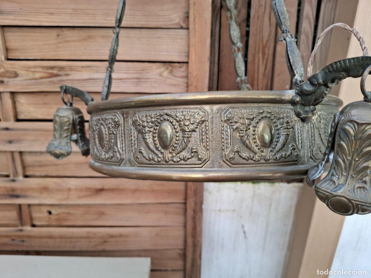 Antig&uuml;edades: L&aacute;mpara antigua de lat&oacute;n con campanas - Foto 1