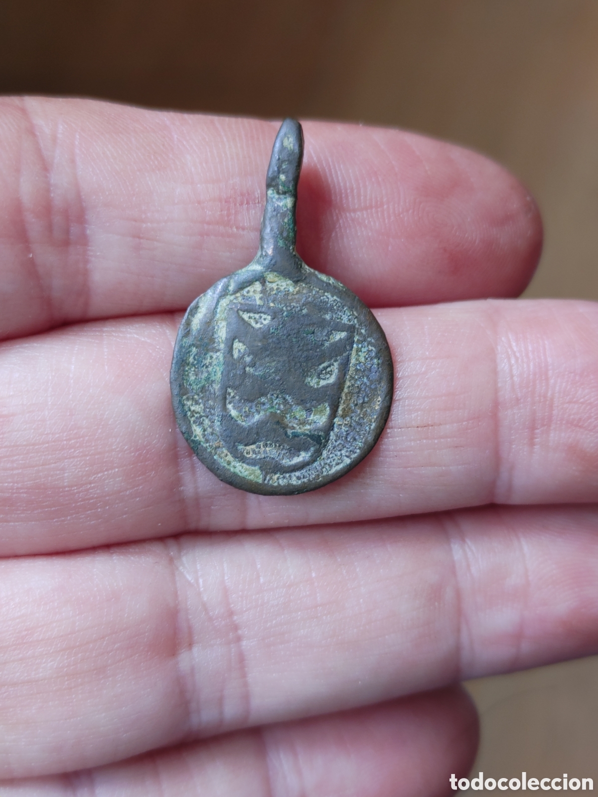 Antig&uuml;edades: Pinjancito. Heraldico medieval a identificar en bronce. - Foto 1