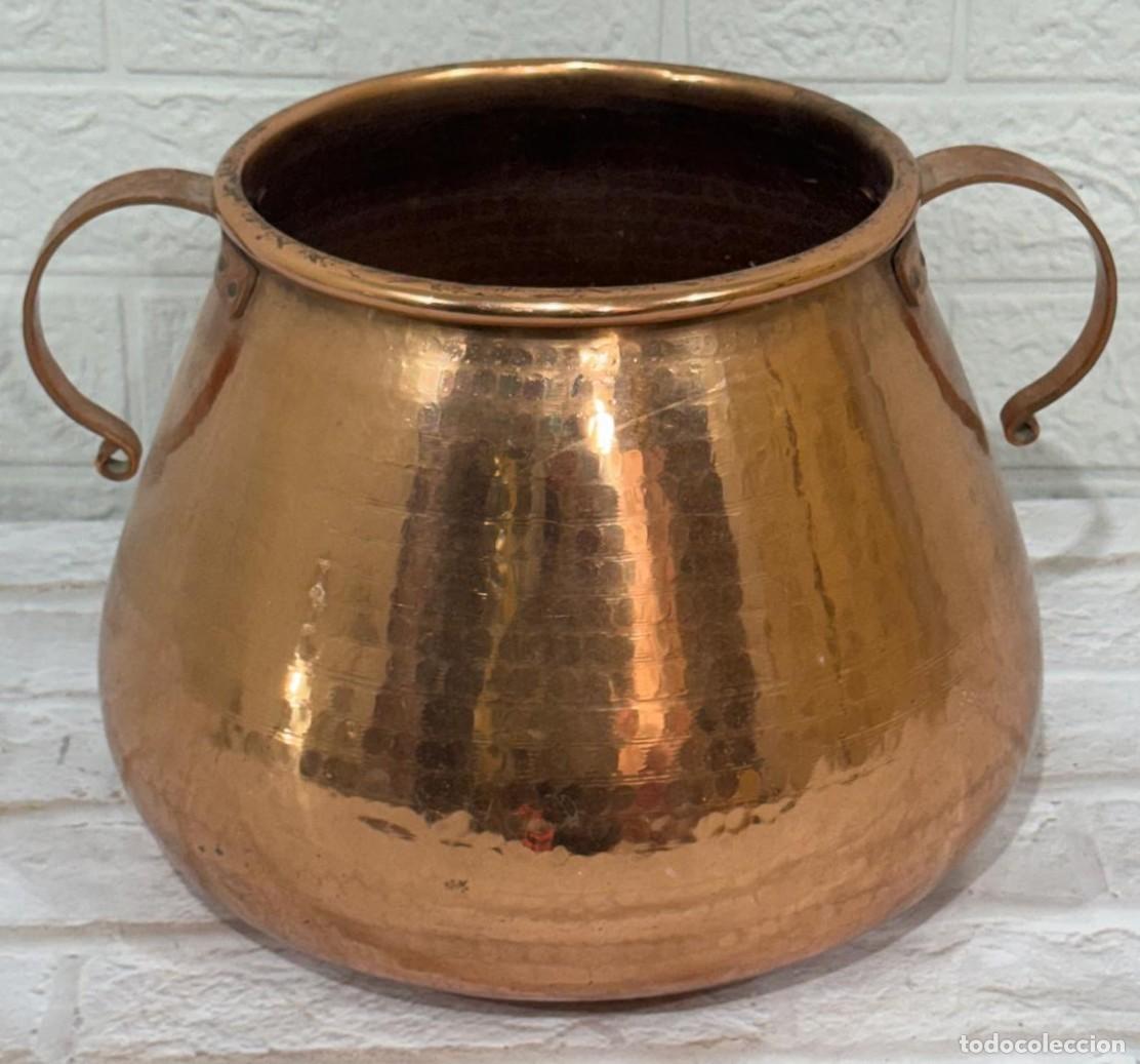 Antig&uuml;edades: Olla de cobre martillado con dos asas laterale - Foto 1