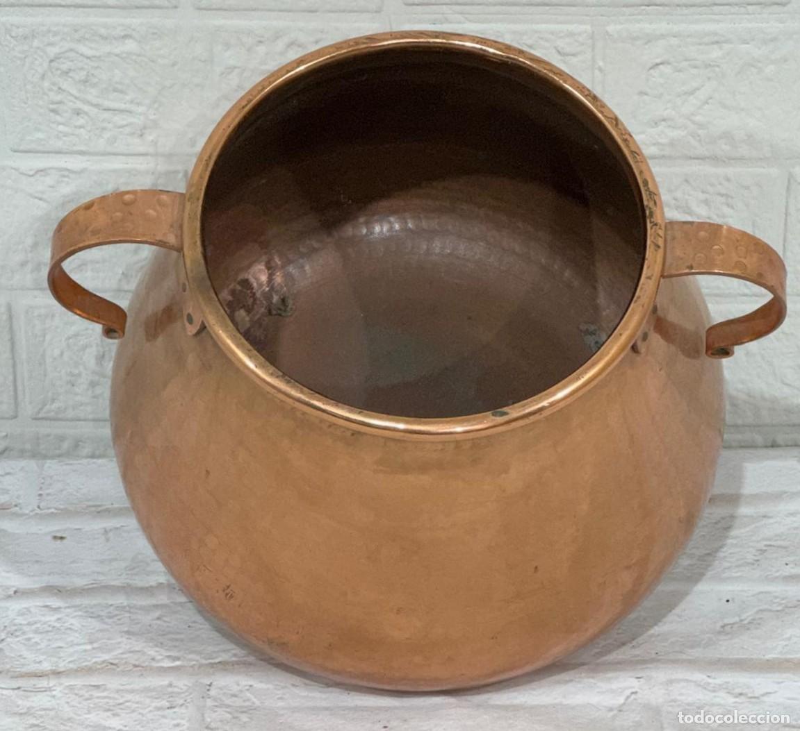 Antig&uuml;edades: Olla de cobre martillado con dos asas laterale - Foto 4