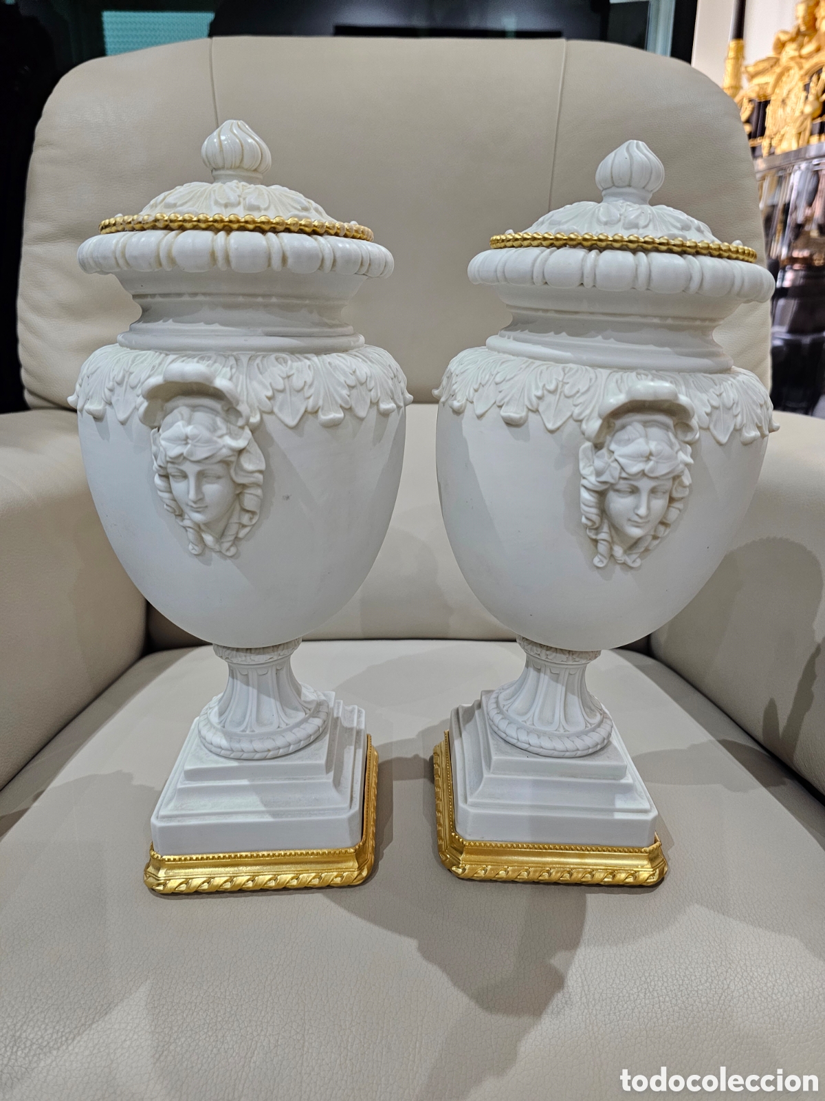 Antig&uuml;edades: PAREJA DE JARRONES DE BISCUIT Y BRONCE DORADO - Foto 1