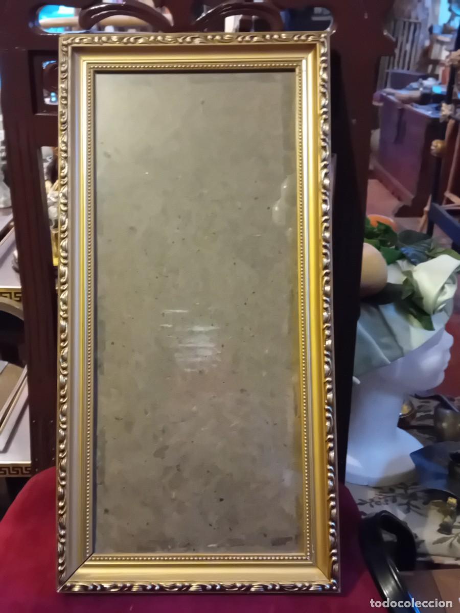 Antig&uuml;edades: Marco dorado con greca en relieve con cristal y trasera d&eacute;cada de los 80. - Foto 1