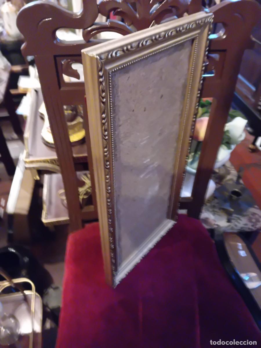 Antig&uuml;edades: Marco dorado con greca en relieve con trasera d&eacute;cada de los 80. - Foto 2