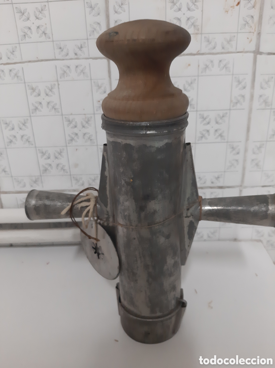 Antig&uuml;edades: Churrera antigua de lat&oacute;n y madera - Foto 2